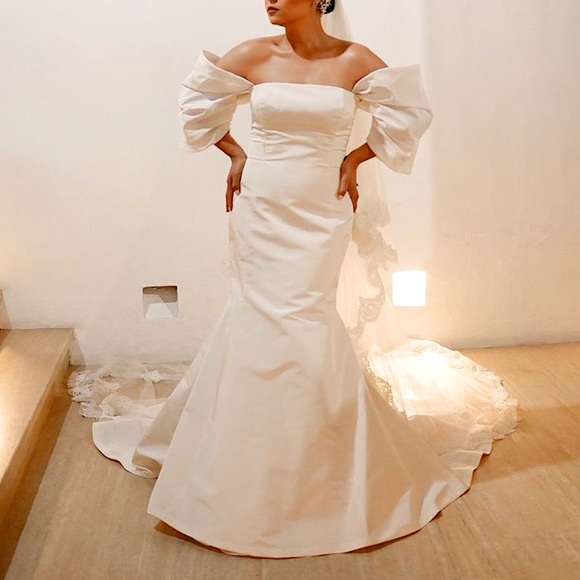 Carolina Herrera White Bride Wedding Gown Dress with Sleeves Fall 2022 Size 6 - Picture 2 of 5